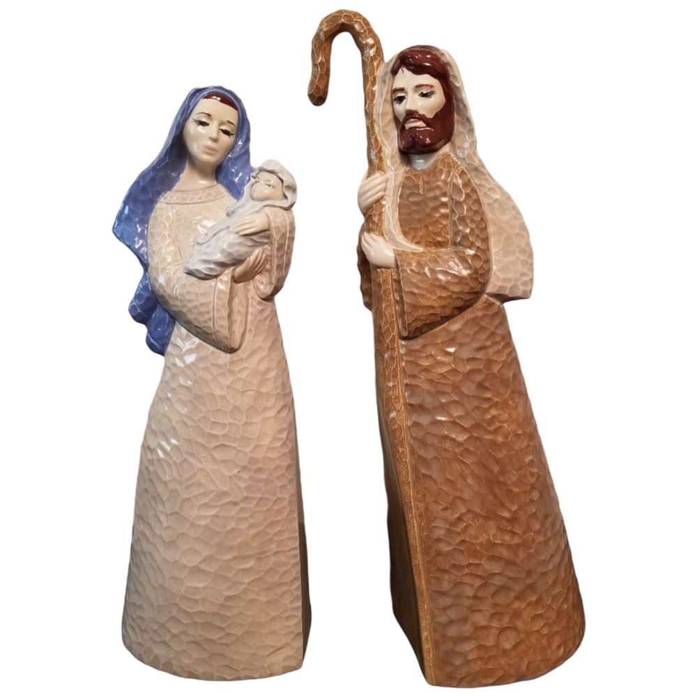 Beautiful Figurine Manger/Nativity Joseph Mary & Jesus sculpture Christmas